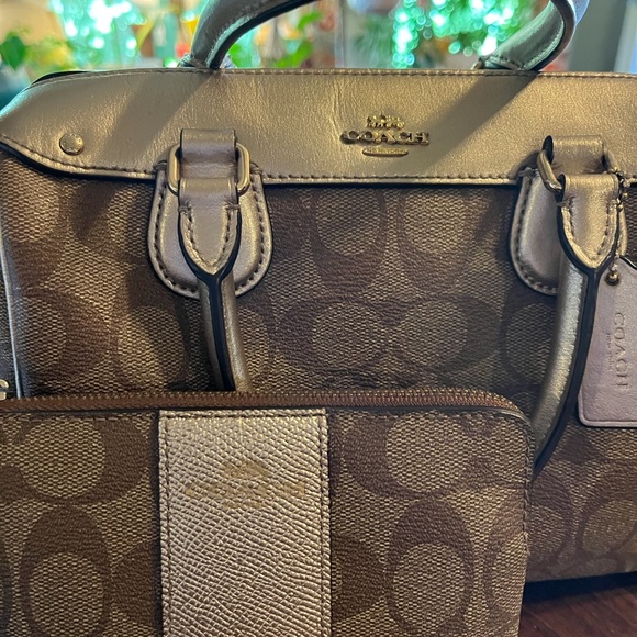 🛑🛑🛑🛑🛑sold🛑🛑🛑🛑🛑🛑🛑Set Coach tan and gold mini crossbodyDO NOTBUY!! SOLD!! - Picture 3 of 16